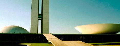 O vice-governador do Distrito Federal, Paulo Octávio, pressionado pela mulher, Anna Christina Kubitschek Barbará Pereira, quase renunciou ao cargo nesses últimos dias.