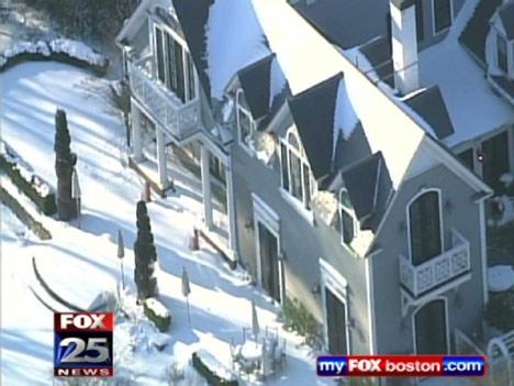 Segundo a imprensa de Boston, onde Gisele Bündchen e Tom Brady moram, o casal acaba de comprar uma mansão histórica na cidade de Brookline, vizinha à capital do estado de Massachusetts.