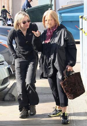 Renée Zellweger anda feliz da vida. Ela, que engatou namoro com Bradley Cooper desde agosto deste ano, já está entrosada com a família do ator.