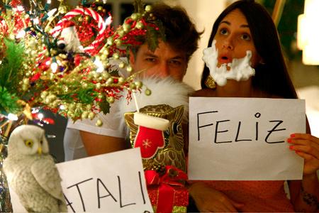 Um passarinho verde, muito do discreto, mandou para Glamurama a foto que Fábio Assunção envou aos amigos no Natal. Com ele na foto, o filho João e a namorada, Karina Tavares.