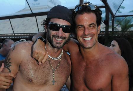 Solteiros, Rico Mansur e Álvaro Garnero andam abalando as estruturas de Jurerê Internacional.