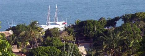 A charmosa Vila de Santo André, na Bahia, está cheia de glamurettes paulistas.