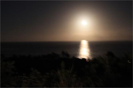 O sunset Chandon, em Trancoso, segue noite adentro, coroado com um super luar.
