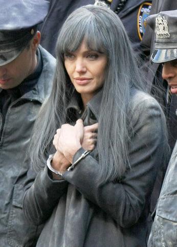 Angelina Jolie aparece caracterizada mais velha no novo filme “Salt”