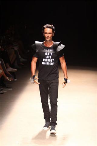No camarim da Auslander, há pouco, aqui no Fashion Rio, Rodrigo Santoro tentava se trocar em um espaço mínimo enquanto fotógrafos buscavam um clique.