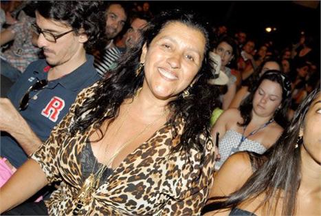 Regina Casé está tão em forma que apostou em uma barriguinha de fora para circular aqui pelo Fashion Rio, nesta segunda-feira.