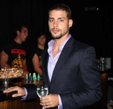 Cauã Reymond se prepara para o novo papel e é presença confirmada no desfile da Colcci, na SPFW.