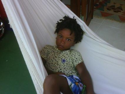 Enquanto Paulo Borges está no Rio dirigindo o Fashion Rio seu filho, Henrique, descansa na Bahia.