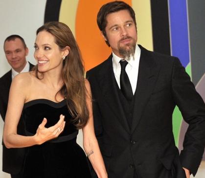 Angelina Jolie e Brad Pitt anunciam doação de US$ 1 milhão de dólares aos desabrigados do Haiti.