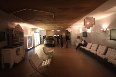 A redação já está devidamente instalada no lounge Glamurama, montado aqui na São Paulo Fashion Week, na Bienal do Ibirapuera.