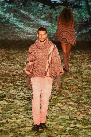 Cauã Reymond confessa que sentiu friozinho na barriga antes de entrar na passarela.