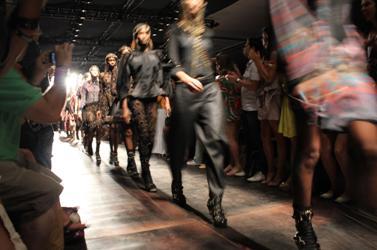 Terminou o desfile de Alexandre Herchcovitch, que foi aplaudido de pé pelo público.