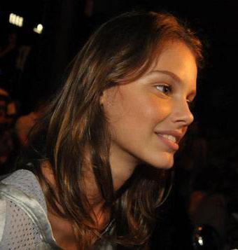 A jovem revelação Laura Neiva rouba a atenção no desfile de Alexandre Herchcovitch.