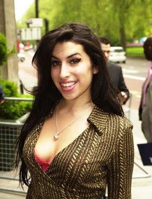 Amy Winehouse é condenada há dois anos de prisão condicional.
