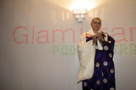 Monge Budista visita o louge do Glamurama