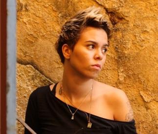 Maria Gadu faz pocket show na Bienal do Ibirapuera hoje.