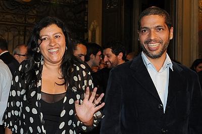 Regina Casé e família são hospedes de Caetano Veloso, em Salvador