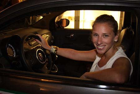 Letícia Brostein se encanta com o Fiat Cinquecento no lounge Glamurama