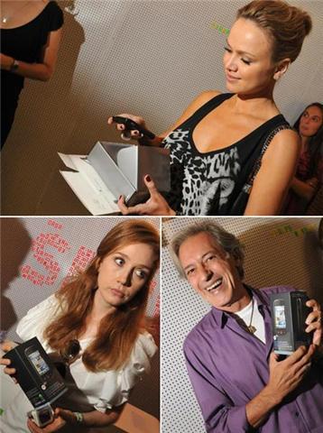 “Adoro tecnologia!”, disse Eliana assim que ganhou o Motorola Dext aqui no lounge Glamurama. Sempre antenada, a apresentadora está atenta aos mais diferentes gadgets do mercado.