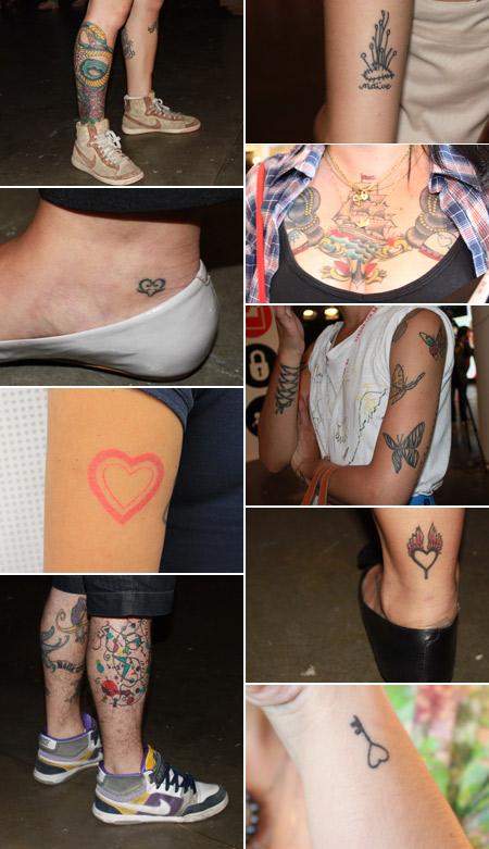 Turma de fashionistas exibe diferentes tatuagens pelos corredores do Pavilhão da Bienal.
