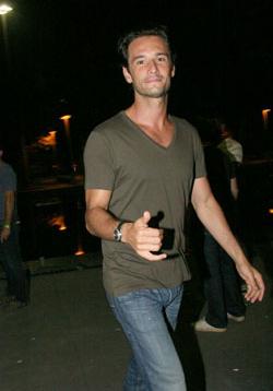 Antes de ir para a Itália, Rodrigo Santoro da o ar da graça na noite carioca.