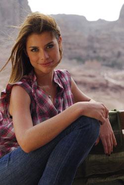 Alinne Moraes deixa hospital depois de quatro dias internada.