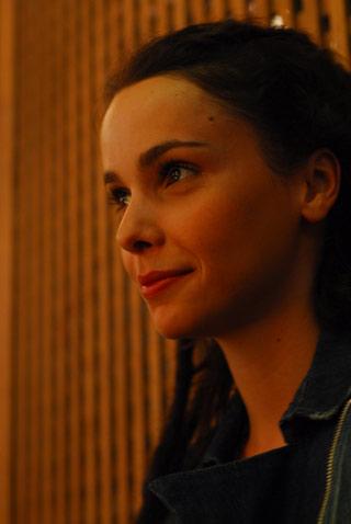 Débora Falabella clareia os cabelos para viver sua primeira vilã em novelas.