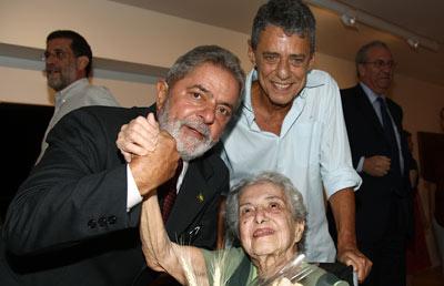 Envolvido em trabalhos literários, Chico Buarque pode passar o carnaval em Paris.