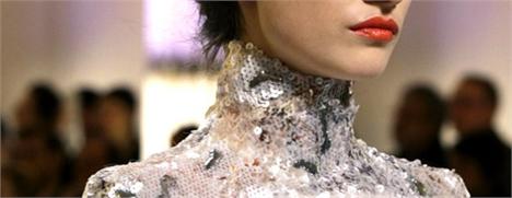 Lelê Saddi mostra em seu blog um vídeo exclusivo com as tendências em maquiagem e cabelo – por Marcos Proença – para o verão 2010, as curiosidades da coleção Couture 2010 da Chanel e as festas mais bacanas da semana.