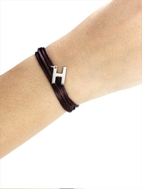 O hype entre os famosos nos Estados Unidos é a pulseirinha criada para ajudar as vítimas do Haiti.