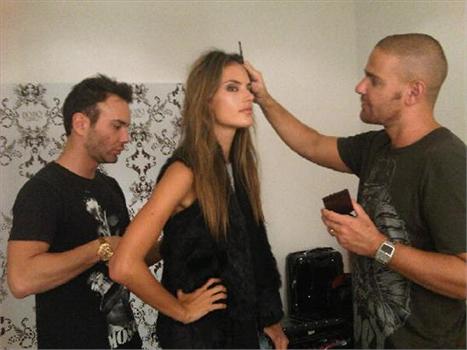 Alessandra Ambrosio está neste momento de sábado fotografando a campanha da marca Bo.Bô, em São Paulo.