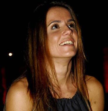 Deborah Secco retoca o visual no salão de Marcos Proença.