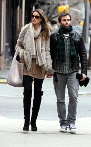 Alessandra Ambrosio passeia em Nova York com look da Bo.Bô.