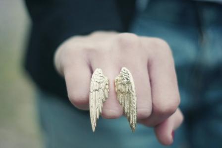 Esta vai para as glamurettes que adoram anéis grandes. A marca francesa Sowat lançou um modelo todo banhando em ouro e em formato de asas.