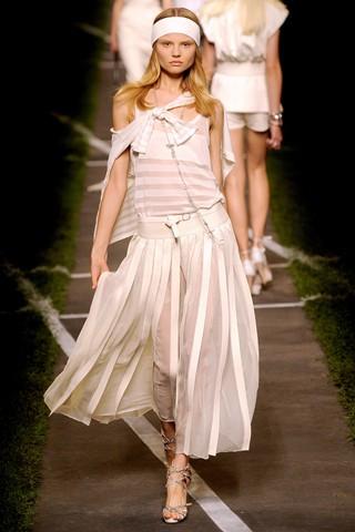 Os grupos LVMH e Hermès fecham a contabilidade de 2009 e o total arrecadado para um desses grupos não foi nada satisfatório. Descubra qual delas entrou o ano de 2010 no vermelho.