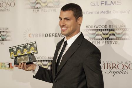 Cauã Reymond recebe prêmio em Los Angeles e já está de volta ao batente.