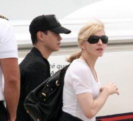 Madonna que chega com a filha, Lourdes Maria, ao Rio de Janeiro, nesta terça-feira, já tem programa para à noite: jantar com Beyoncé e Alicia Keys.