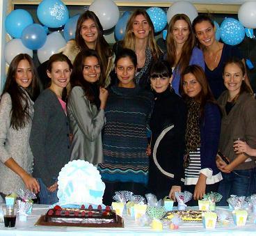 Brasileira Amanda Ungaro recebe top models em chá de bebê.