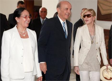 Madonna ganha Colar da Vida, do Instituto Se Toque, em São Paulo.