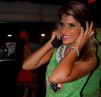 Carolina Magalhães faz uma playlist especial com seu Nokia 5800 Comes With Music.