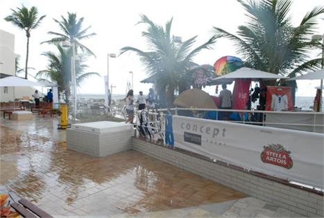 Chuva de verão pega os glamurettes de surpresa no Concept Hotel por Glamurama