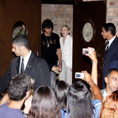 Jesus Luz paga a conta em jantar com Madonna e amigos no Gero do Rio.