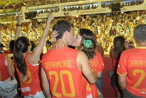 Glamurama dá as boas-vindas ao Carnaval carioca com uma foto de beijo, bem do jeito que a gente gosta.