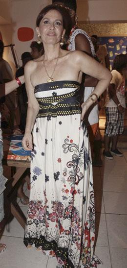 Flora Gil não abre mão do vestido longo no Carnaval.