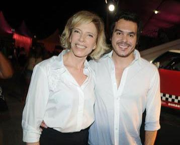 Enquanto Marília Gabriela curte o primerio dia de desfiles na Marquês de Sapucaí.