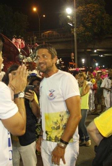 Olha ele aí: o bonitão Gerard Butler, que desfilou para a União da Ilha, aqui na Sapucaí, neste domingo.