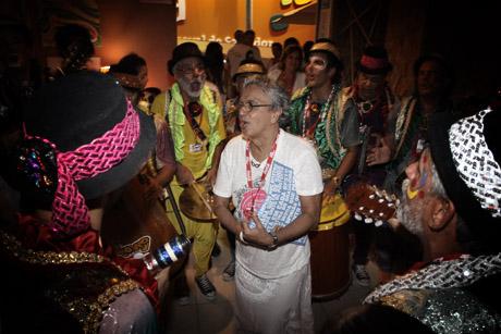 Marchinhas invadem o Expresso 2222 e empolga os foliões.