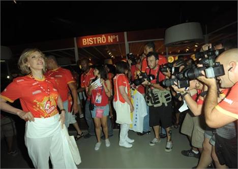 Marilia Gabriela é fiel ao camarote da Brahma na Sapucaí desde quando começou a frequentar os desfiles. “Pra mim, Carnaval e sinonimo de Brahma. Então só gosto de assistir às escolar aqui”. A apresentadora contou pra gente qual é a escola preferida dela.