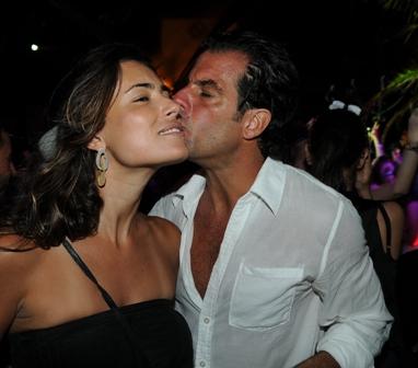 Hoje tem baile de Carnaval no Praia Cafe de la Musique.