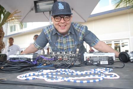 DJ Zé Pedro agita o sunset do Concept Hotel por Glamurama.